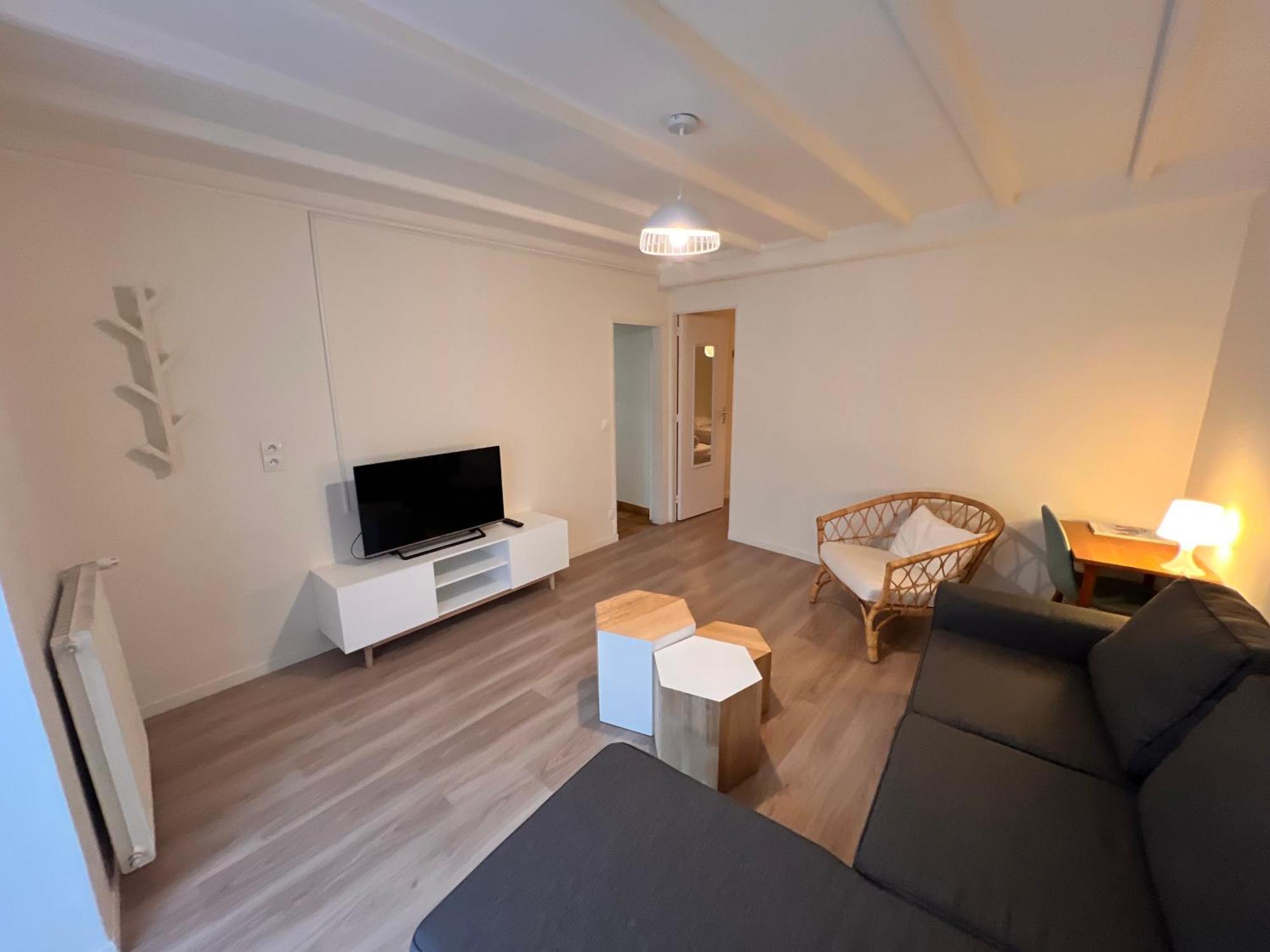 Appartement Rdc 9 Personnes, 2 Chambres, Wifi, Proche Du Centre Ла-Бурбуль Екстер'єр фото